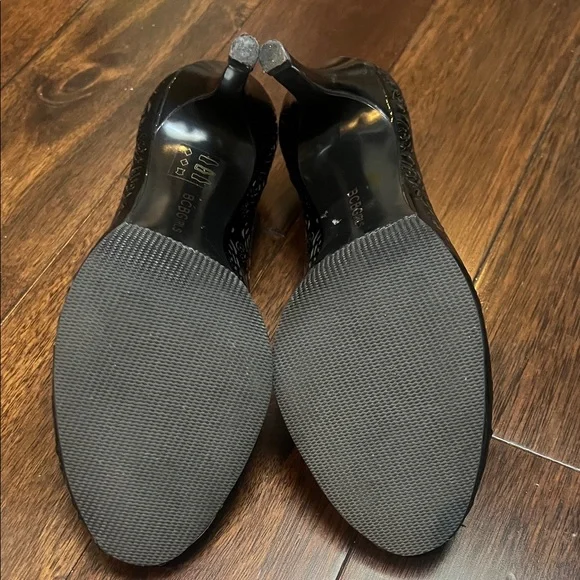 BCBGirls Black Laser-cut Rose Pattern Heels size 6 - Picture 7 of 9